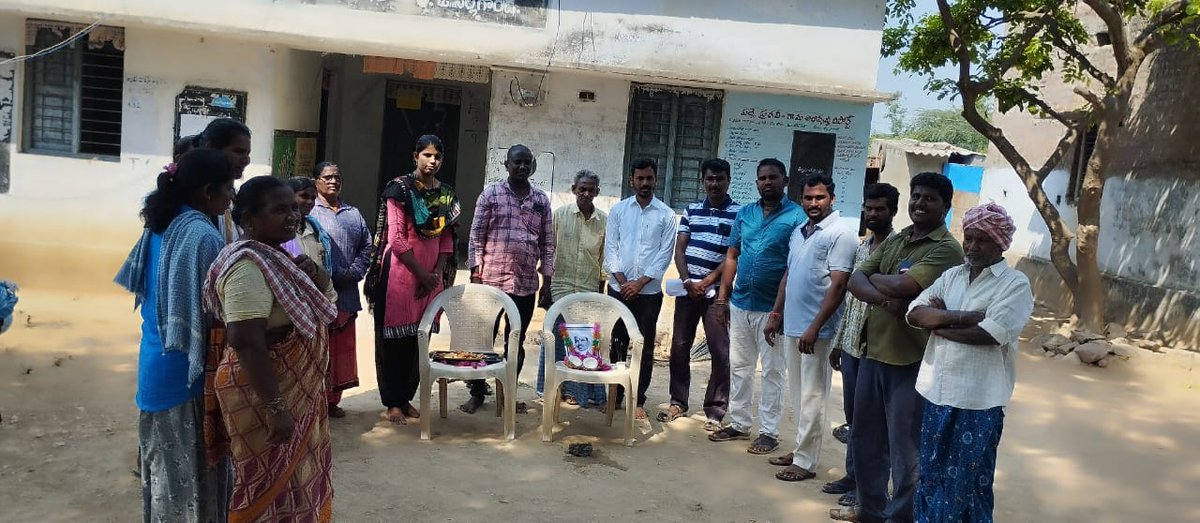PMR_TKG's tweet photo. ఈ రోజు బడుగు బలహీన వర్గాల ఆశజ్యోతి అయినటువంటి శ్రీ బాబు జగ్జజీవన్ రామ్ గారు జయంతి సందర్బంగా మా గ్రామ పంచాయతీ లో వారి చిత్రపటానికి పూలమాల వేసి నివాళులు అర్పించడం జరిగింది..ఈ కార్యక్రమం లో  #GPstaff, గ్రామ పెద్దలు మరియు గ్రామ ప్రజలు పాల్గొన్నారు... 🌹💐💐🙏#BabuJagjivanRamJayanti https://t.co/gyP8d1hzPr
