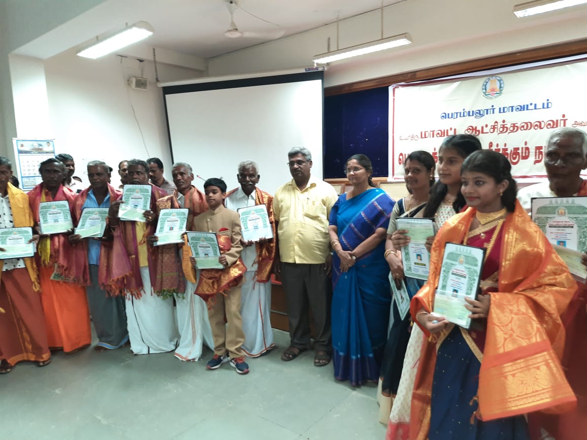 DAC_TN's tweet photo. கலை பண்பாட்டுத் துறையின் கீழ் செயல்படும் திருச்சிராப்பள்ளி மண்டல கலை பண்பாட்டு மையம் சார்பாக பெரம்பலூர் மாவட்டக்கலை மன்றத்தின் மூலம் 2021-2022 ஆம் ஆண்டிற்கான கலை விருதுகள் பெரம்பலூர் மாவட்ட ஆட்சியர் அவர்களால் வழங்கப்பட்டன. https://t.co/03KaVVppna