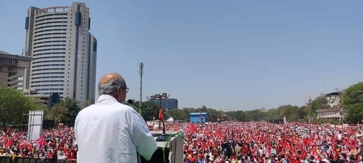 ComradeMallu's tweet photo. AIKS President Com.Ashok Dhawale addressing the rally… @DrAshokDhawale 

 #WorkerFarmerRally https://t.co/vYyAiKtJqz