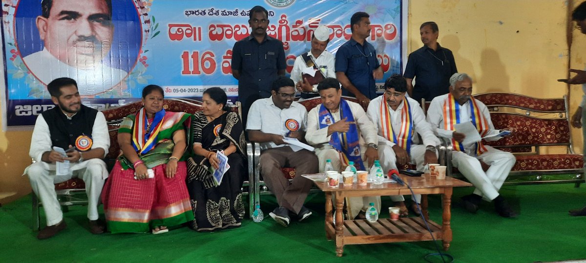 భారత దేశ మాజీ ఉప ప్రధాని బడుగు బలహీన వర్గాల ఆశ జ్యోతి బాబు జగ్జీవన్ రామ్ గారి 116వ జయంతి సందర్బంగా అయన విగ్రహానికి పూజమాల వేసి నివాళులు అర్పించిన నగర ఎమ్మెల్యే శ్రీ బిగాల గణేష్ గుప్త గారు మరియు నగర మేయర్ శ్రీమతి దండు నీతూ కిరణ్ శేఖర్ గారు