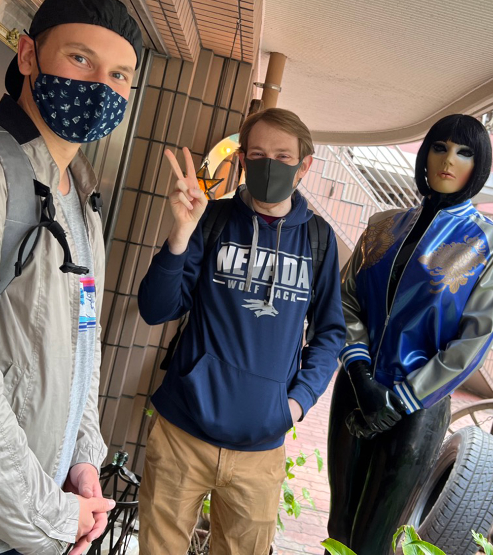 KurageKidO's tweet photo. 本日も外国からのお客さんで賑わう Kurage
＃ラバー なれしてる　海外のお客さんに
大人気の Kurage のオーダー #キャットスーツ
違いがわかってくれる　嬉しいね
そのディテールと丁寧さが　評判らしい

クリッシーも　なんなく接客をこなしている https://t.co/ZJJKs40WQb