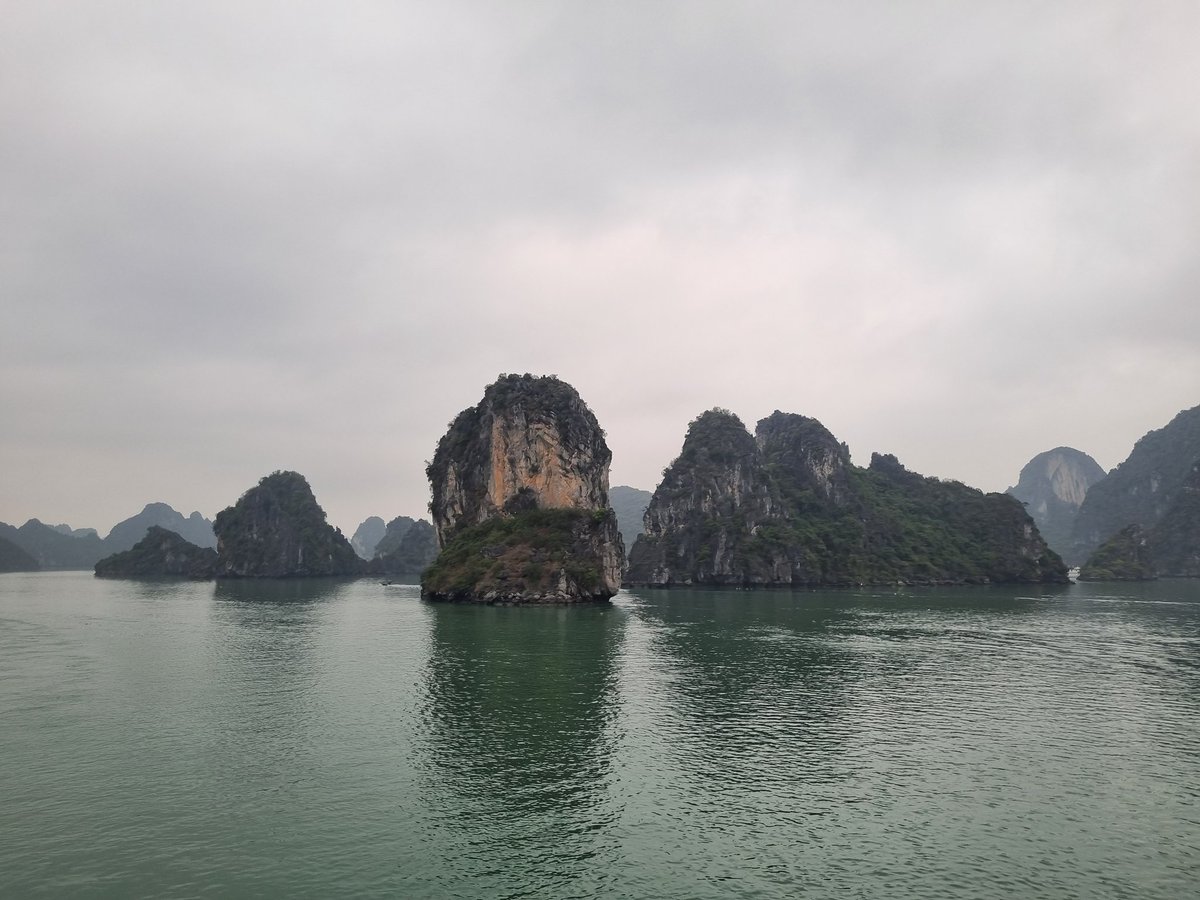 Kayaking in Northern Vietnam with <a href="/McCollScience/">Miss McColl</a> and we have had several conversations about how these rocks end up sideways! Can you help @Geopunkrocker?