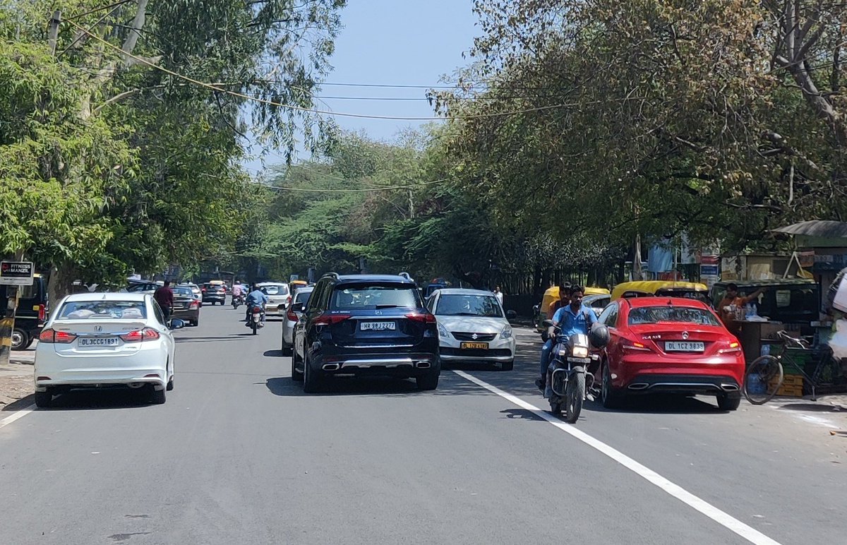 tarun_rw's tweet photo. Over 100ft wd road at GK1 with no divider and most places on the sides taken by the parked vehicles. It's not only a hazard for pedestrians but a living disaster waiting for accidents. This urgently needs a divider. @Min_KGahlot @ArvindKejriwal @dtptraffic @DelhiPolice @pwddelhi https://t.co/wrJ2bZmFZJ
