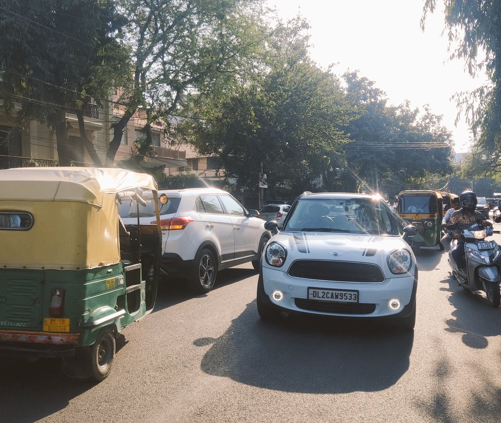 tarun_rw's tweet photo. Over 100ft wd road at GK1 with no divider and most places on the sides taken by the parked vehicles. It's not only a hazard for pedestrians but a living disaster waiting for accidents. This urgently needs a divider. @Min_KGahlot @ArvindKejriwal @dtptraffic @DelhiPolice @pwddelhi https://t.co/wrJ2bZmFZJ