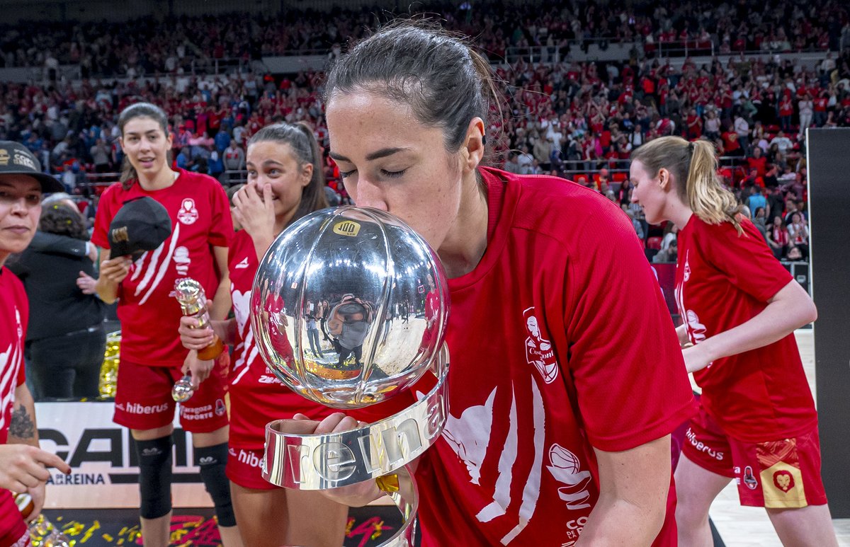 Con la desgraciada lesión de <a href="/Maria_Araujo8/">María Araújo</a>, se abre una puerta en el juego interior de la Selección y uno piensa que es el momento de <a href="/vegagimeno/">Vega Gimeno</a> 🏀🦁

Raquel Carrera, Astou Ndour, Laura Gil, Vega Gimeno y una cinco.

Es que veo muy claro el #VegaSelección 🤭

📸 <a href="/BaloncestoESP/">Baloncesto España</a>