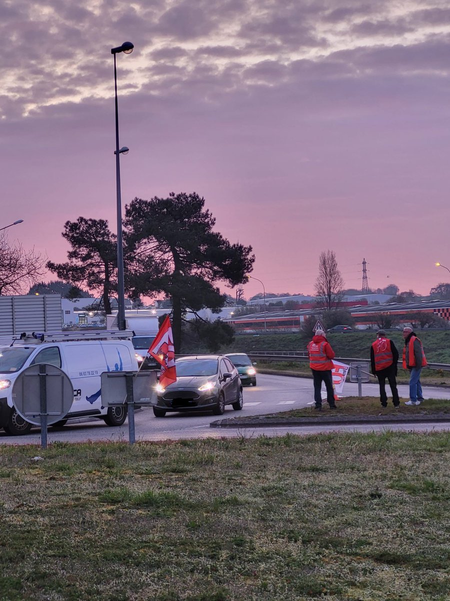 FO5612's tweet photo. #barragefiltrant #reformedesretraites #caudan rond point #moustoir #FO56 #morbihan #5avril https://t.co/haNqGil38v