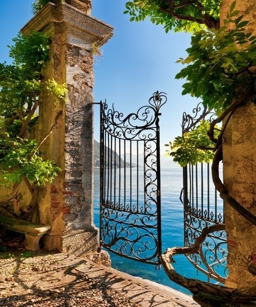 Deadlinedd's tweet photo. Gate Entry, Lake Como, Italy #GateEntry #LakeComo #Italy https://t.co/ZdL4j79qRf https://t.co/SDqoMq6YX6