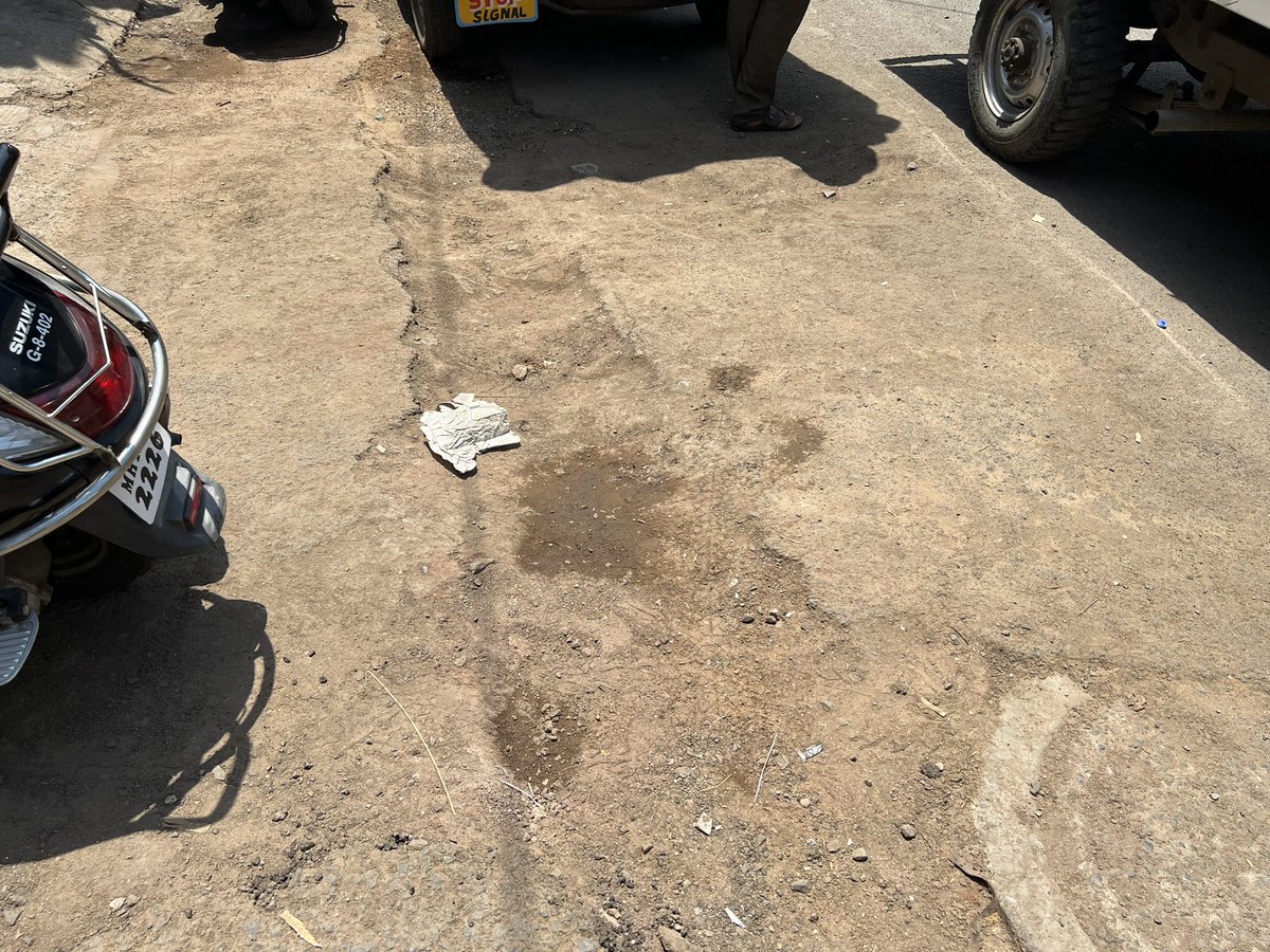 itsmebhairav's tweet photo. @PMCPune @CMOMaharashtra @PuneCityTraffic @ChDadaPatil @reliancejio 
It’s been almost a month the road is not repaired in Timber Market area after the jio fibre underground wiring work was done which is causing lots of problem for the shops and also traffic jams frequently. https://t.co/ajyGDbKGME