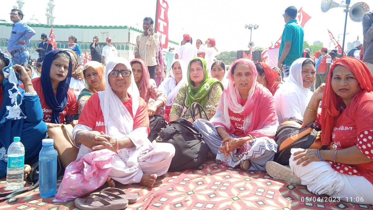 SanjuktaChoudh5's tweet photo. 📌Ensure Minimum wages Rs. 26,000 pm and Pension Rs.10,000 to all workers including the scheme workers; No contractorisation of work; Scrap Agnipath Scheme

#WorkerFarmerRally https://t.co/489pfhT7bh