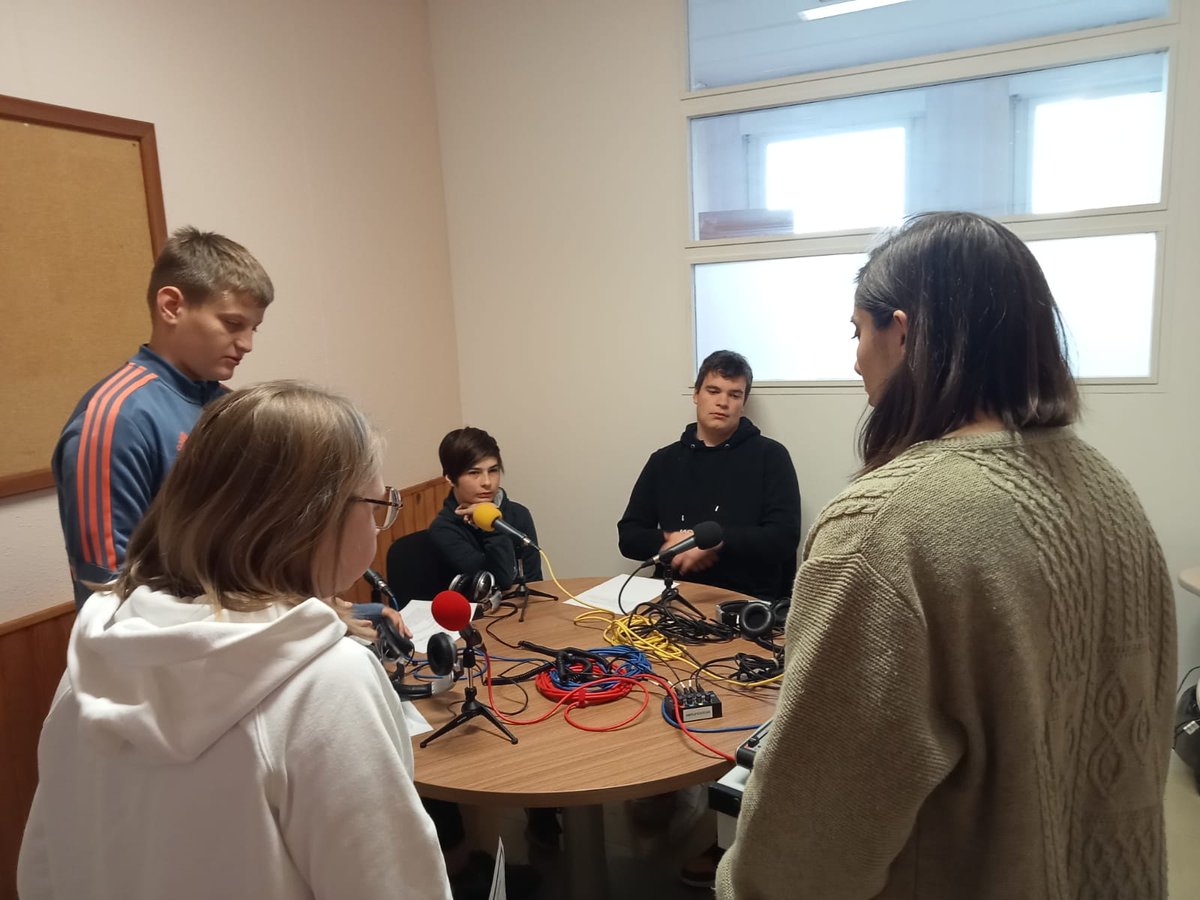 collegecampigny's tweet photo. En direct de Radio Campigny....les 4emes de Mme Bellier dans le studio du CDI #SMPE #EMI #SPM2023 @dsden76 @ac_normandie @Canope_76 https://t.co/OC1Mb8OovN