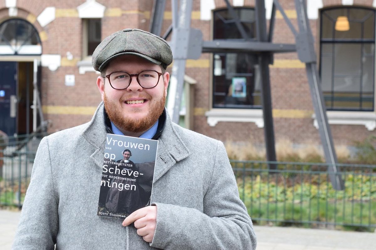 Vrouwen alleen achter het aanrecht? Niet in #Scheveningen rond 1900👆 Daar runden sommige vrouwen hele #rederijen⛵Dat blijkt uit nieuw onderzoek van geschiedenisstudent Sjors Stuurman, die daar een #boek over schreef voor Muzee Scheveningen🤩📚 Lees meer: bit.ly/3KpYxR5