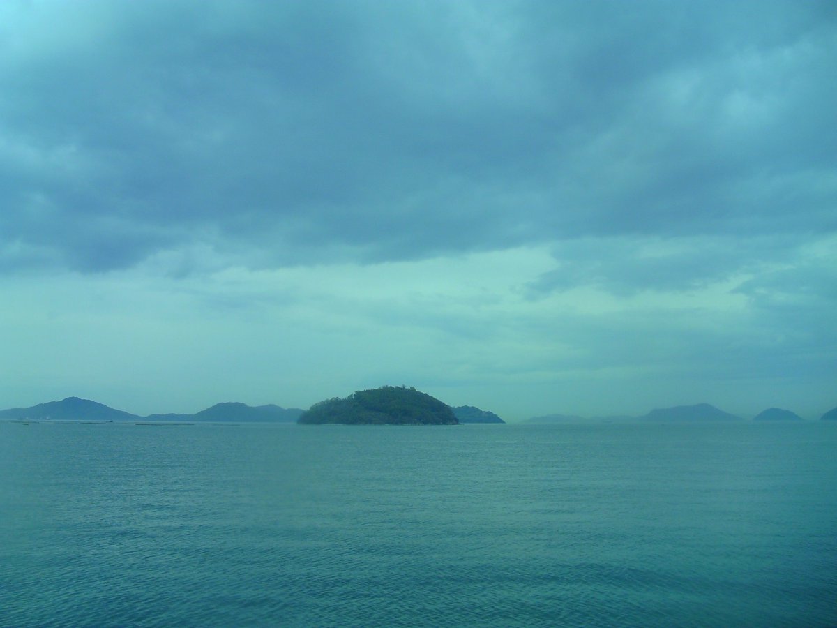 toydigidori's tweet image. 桜と海見ながら終着 #観音寺駅 まで
今度は7000系単行で更に西へ

#トイデジ
#VIVITAR #vivicam8027
#ファインダー越しに拝借した世界
#キリトリセカイ
#ｳﾞｧｶ旅