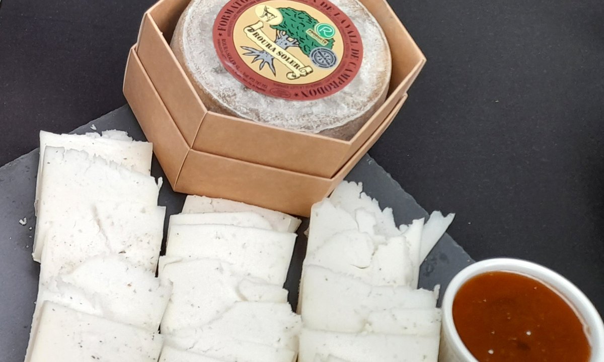 ADFOAssociacio's tweet photo. Volem agrair especialment la col·laboració de les empreses que han fet donació dels productes que vàrem poder gaudir en la inauguració de SACSAC i que podreu trobar a les paneres de Nadal d'ADFOCET.
#Ecovi #ColomVila #Dispuig #RouraSoler
@OliMestral @RobinGoodSelect @alemany1879 https://t.co/kHqq6IOnBd