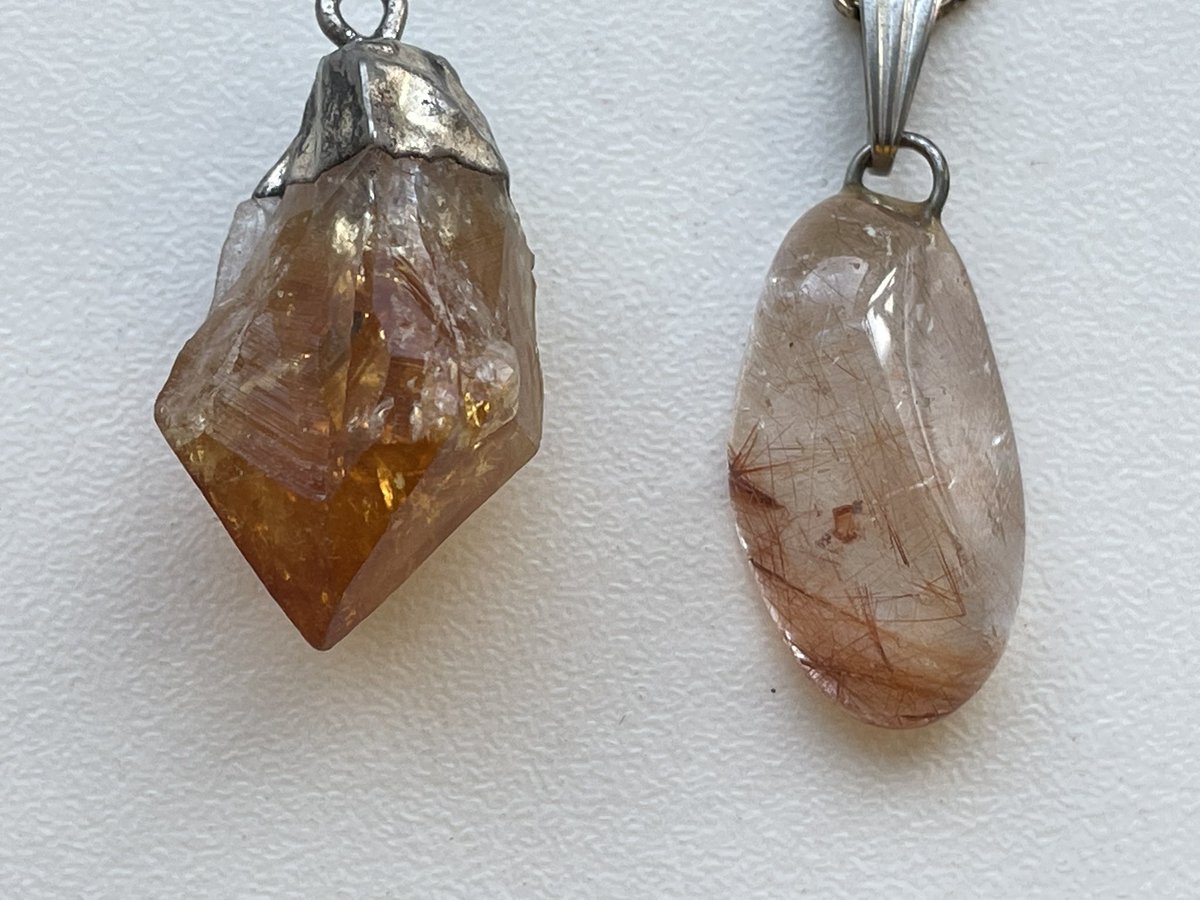 big10a's tweet photo. #durftevragen

De linker steen is volgens mij een citrien, weet iemand welke #edelsteen dat rechts is? #dtv

Wer kann mir sagen um welche #Edelsteine sich hier handelt? https://t.co/xNfvBdRp24