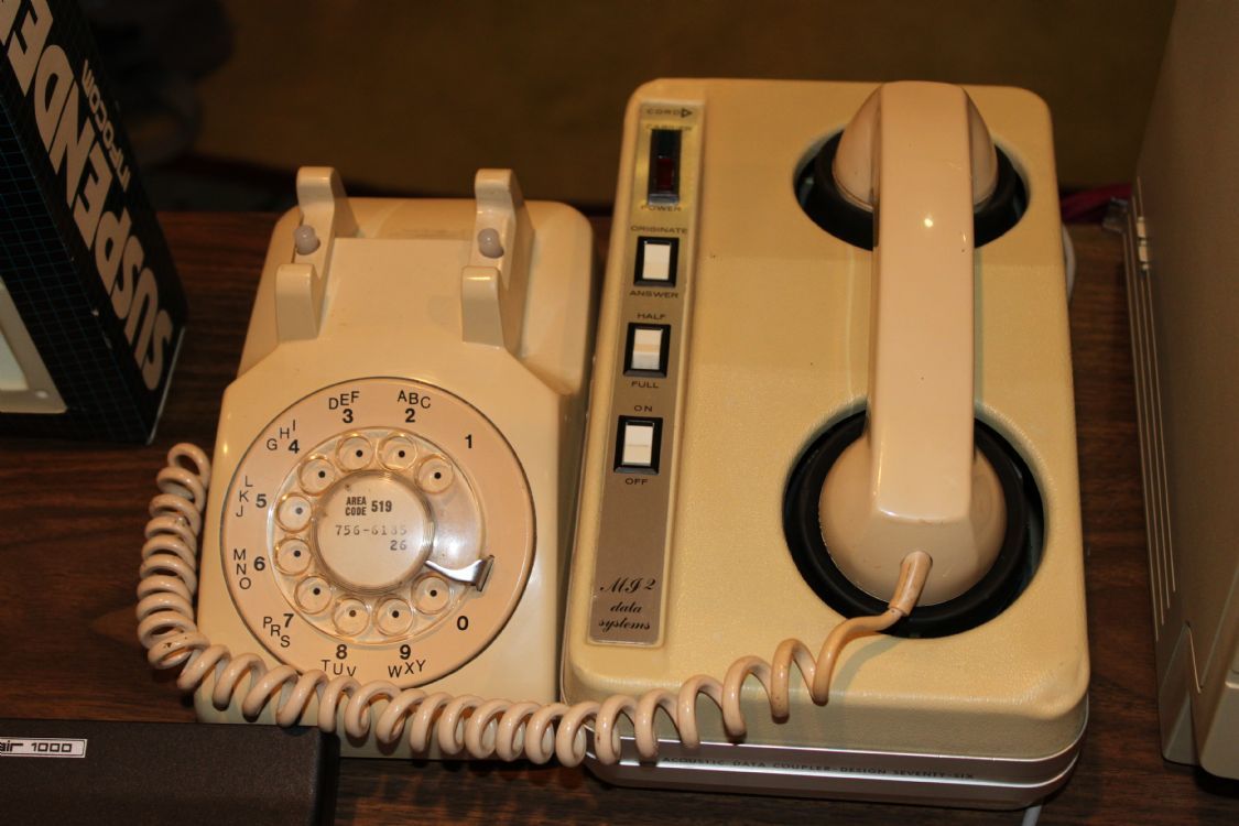 DavidSchenet's tweet photo. @mikewmott @Lucas_Jackson_ @nytimes @washingtonpost @latimes The "word processor" was basically a laptop-like device, but the "screen" was only a couple columns high.
Basically a "smart typewriter".
And this is an acoustic coupler:
It's meant to transmit data /very slowly/ over a public phone handset. https://t.co/j2a99srZh1