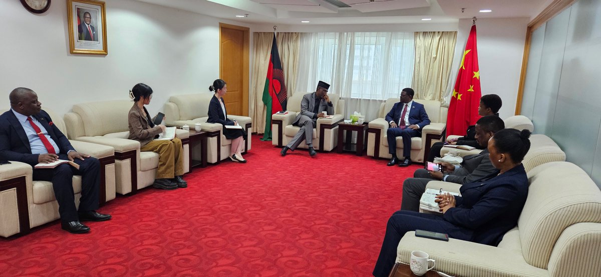 UNAIDS Director for China, Dr Erasmus Morah, reminisced early contributions to #HIV response in Malawi with H.E. Allan J. Chintedza, Malawian Amb. to China. They resolved to replicate cooperation with African Group of Ambassadors in China to improve #accesstomedicines in Africa.