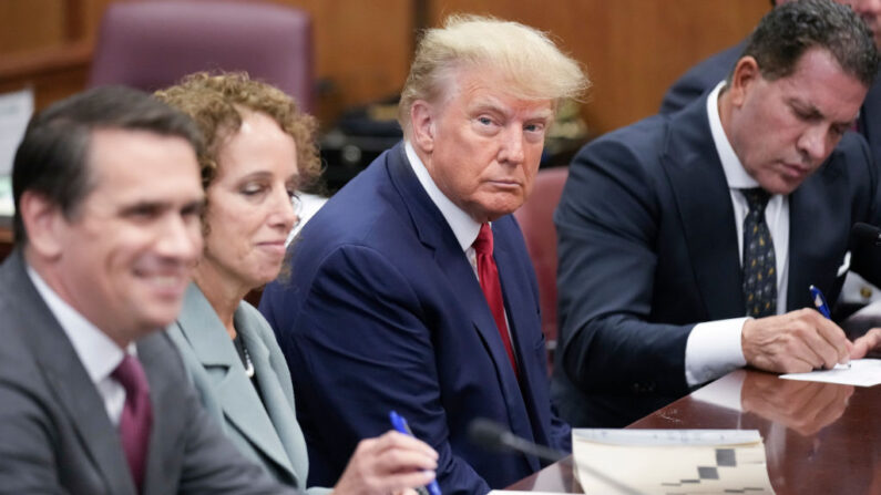 KubaNewsCZ's tweet photo. #KUBANEWS📷 📷 | #Trump se k 34násobnému zdroji obžaloby nepřiznává

#DonaldTrump, bývalý prezident a kandidát na republikánskou prezidentskou nominaci v roce 2024, 4. dubna v New Yorku odmítl vinu proti bezprecedentní obžalobě vznesené #manhattanským okresním prokurátorem. https://t.co/yFFZsJwnQi