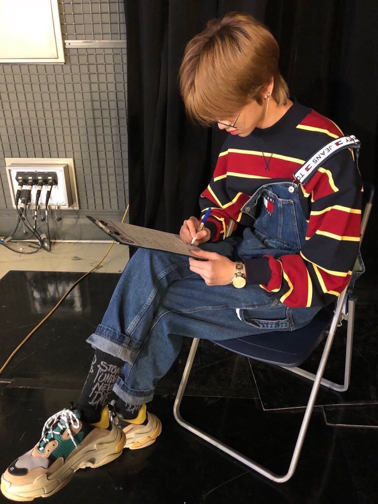 dearjunhao's tweet photo. minghao in overalls is the best #oot8 😭 https://t.co/qmbn8LrcZJ