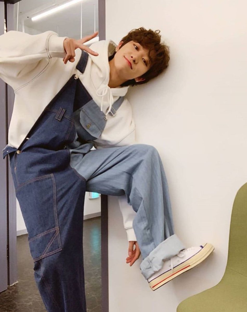 dearjunhao's tweet photo. minghao in overalls is the best #oot8 😭 https://t.co/qmbn8LrcZJ