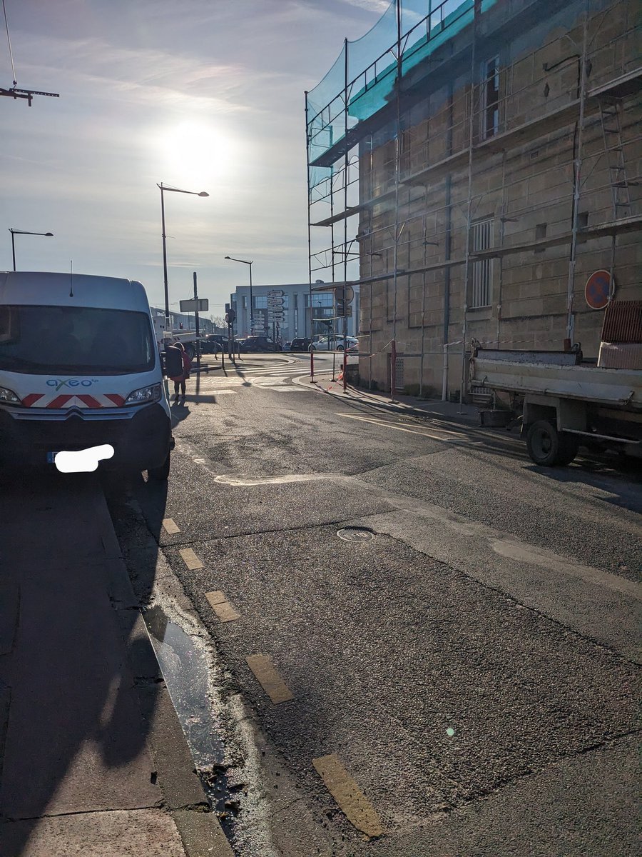 Carrefour déjà dangereux de base... Mais là ! C'est complètement fou ! 😡😱 Impossible de passer en toute sécurité ! #GCUM <a href="/VilleduBouscat/">Ville du Bouscat</a> <a href="/GwenaelLamarque/">Gwénaël LAMARQUE</a> <a href="/Bordeaux/">Bordeaux</a> <a href="/BxMetro/">Bordeaux Métropole</a>