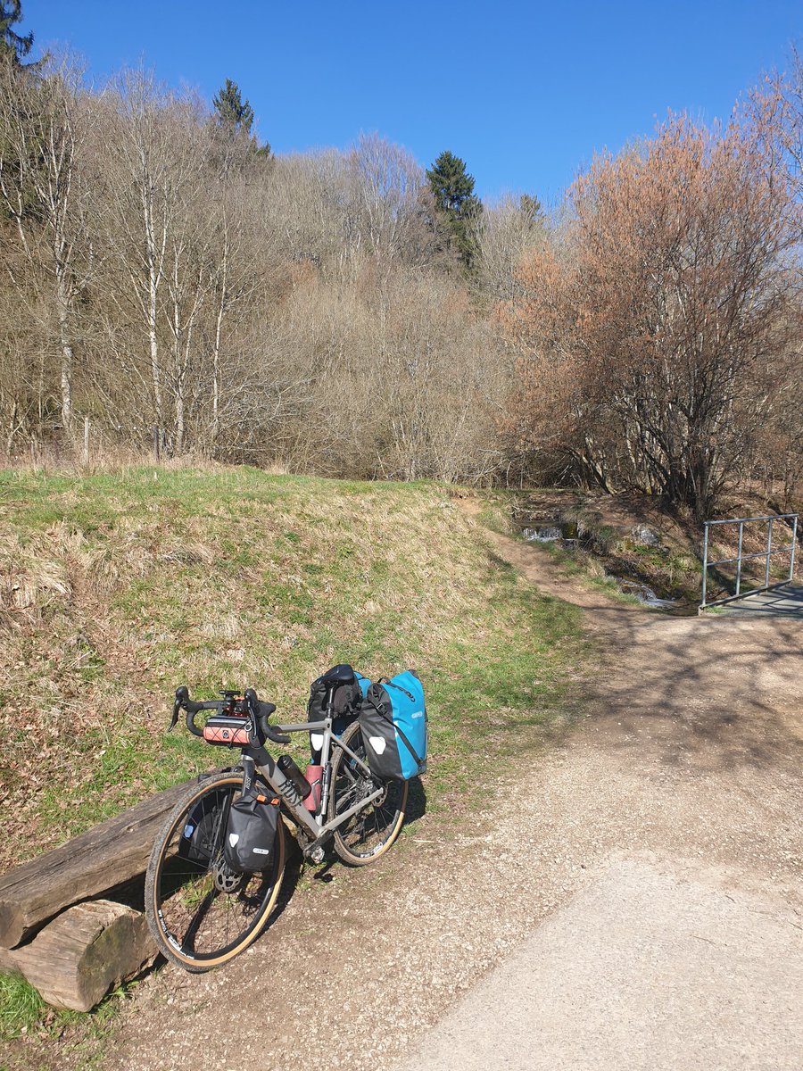 Cargobikewoman's tweet photo. Guten Morgen aus der #Eifel, am Montag in Bonn gestartet ging es über das #Ahrtal zum #Kylltal und heute weiter Richtung #Mosel.
Zum Glück mit festen Unterkünften, bei den Temperaturen brauche ich kein Zelt.
#Radreise #outsideisfree https://t.co/LwpVq8Hvmi