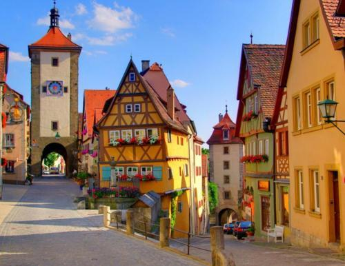 WesleyDonehue's tweet photo. Colorful Village, Rothenburg, Germany #ColorfulVillage #Rothenburg #Germany https://t.co/0eLnrwjshM https://t.co/Iq4EuMUkjP