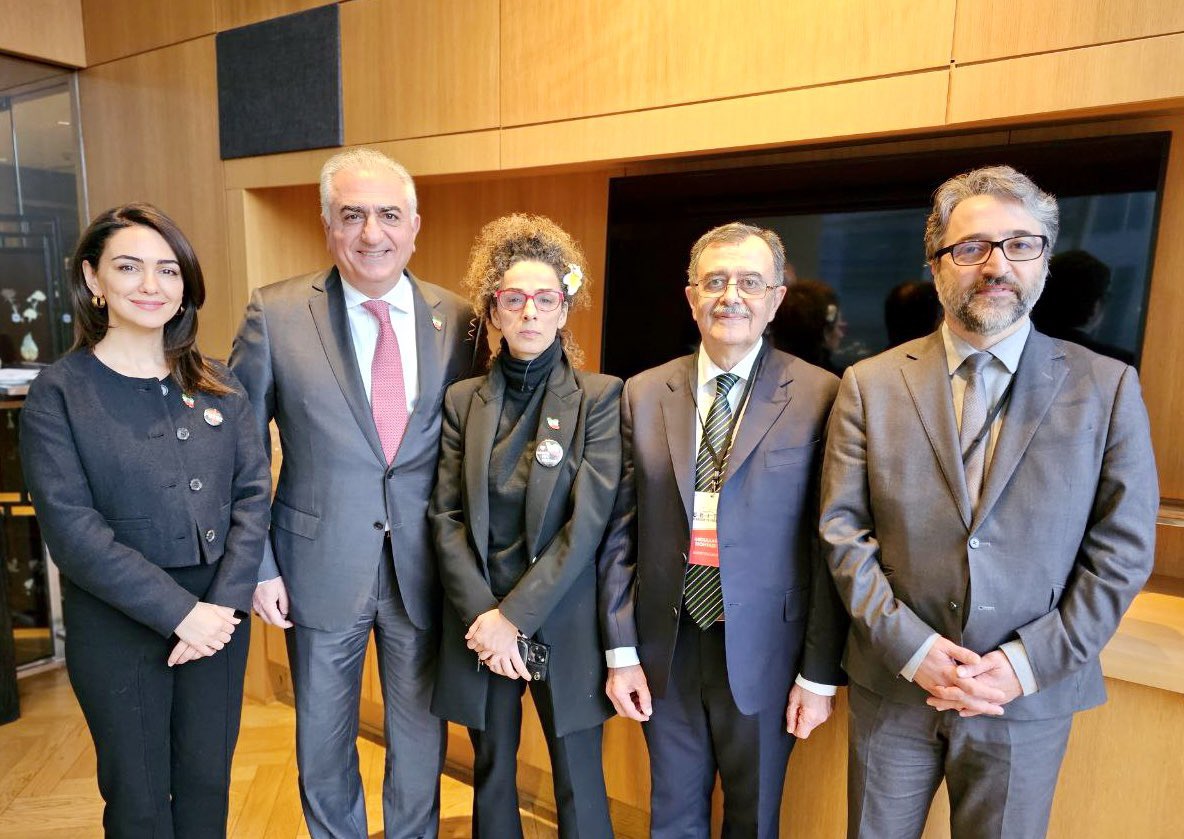 شما جای ج.ا باشید و میلیونها دلار طی ۴۴ سال خرج کردید که اپوزسیون منسجمی علیه‌تون شکل نگیره،و حالا یک اپوزسیون به اسم #شورای_همبستگی شکل گرفته ،شما چیکار میکنید؟
آفرین!
همه تلاشتون رو میکنید که این شورا از هم بپاشه با تخریب و تفرقه بین اعضا!
فهمیدن این موضوع کار سختی نیست!