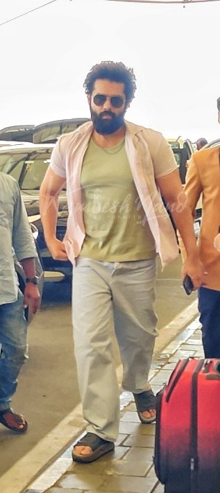 ArtistryBuzz's tweet photo. USTAAD 💥👌looks  #RAmPOthineni papped at airport off to mumbai 

@ramsayz #RAPO
#rampothinenifans https://t.co/HH0PTBeI3C