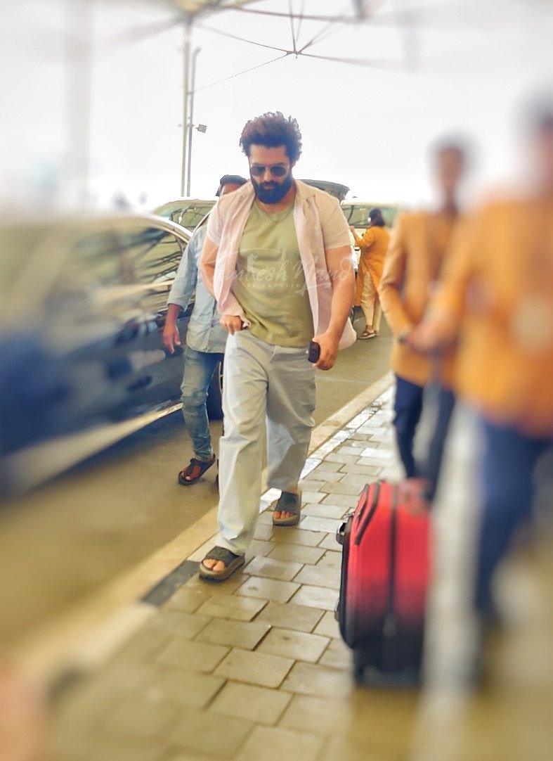 ArtistryBuzz's tweet photo. USTAAD 💥👌looks  #RAmPOthineni papped at airport off to mumbai 

@ramsayz #RAPO
#rampothinenifans https://t.co/HH0PTBeI3C