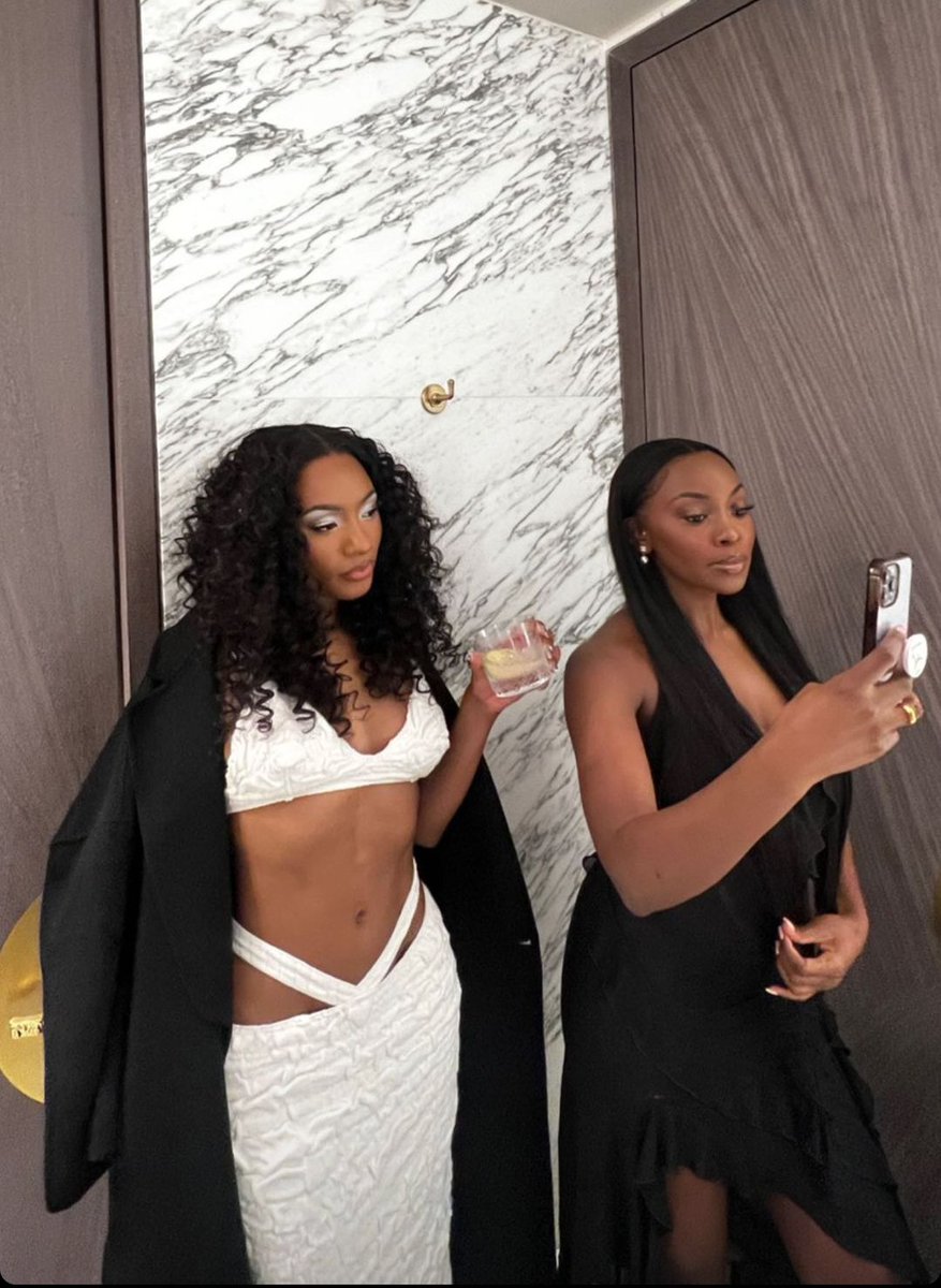 Brownspot_'s tweet photo. As E Dey Hot 🔥
Temi having a Wild night

Follow us @Brownspot_ 

Daniel Regha
#otedola
#temi #TT27
@TemiOtedolaLove https://t.co/LSrESe2ifL