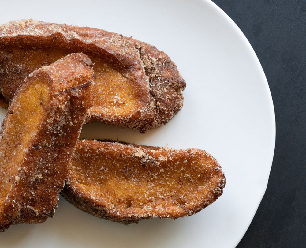 Como ya es tiempo de comer torrijas, creo que es buen momento para hablar precisamente de la palabra «torrija» (¿o «torreja»?) y de por qué su origen está relacionado con las tostadas y con los torreznos.

ADVERTENCIA: Lo que aparece en la foto no son tostadas francesas.