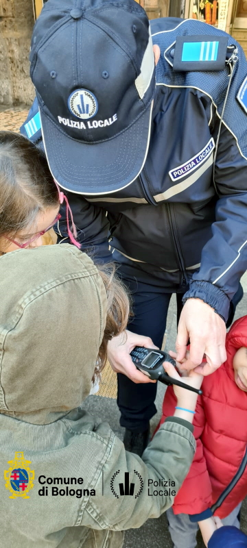PLBologna's tweet photo. Non solo educazione stradale ma anche conoscenza dei luoghi dove si amministra la città. Ieri l'agente Giovanni ha fatto scoprire Palazzo Comunale ai piccoli alunni 👨‍👨‍👧‍👧 della scuola d'infanzia Arco Guidi Costa. Ma che bella giornata! #PLBologna https://t.co/Lp1qkfoosX