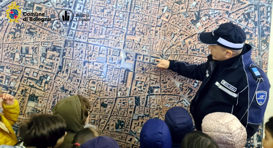 PLBologna's tweet photo. Non solo educazione stradale ma anche conoscenza dei luoghi dove si amministra la città. Ieri l'agente Giovanni ha fatto scoprire Palazzo Comunale ai piccoli alunni 👨‍👨‍👧‍👧 della scuola d'infanzia Arco Guidi Costa. Ma che bella giornata! #PLBologna https://t.co/Lp1qkfoosX