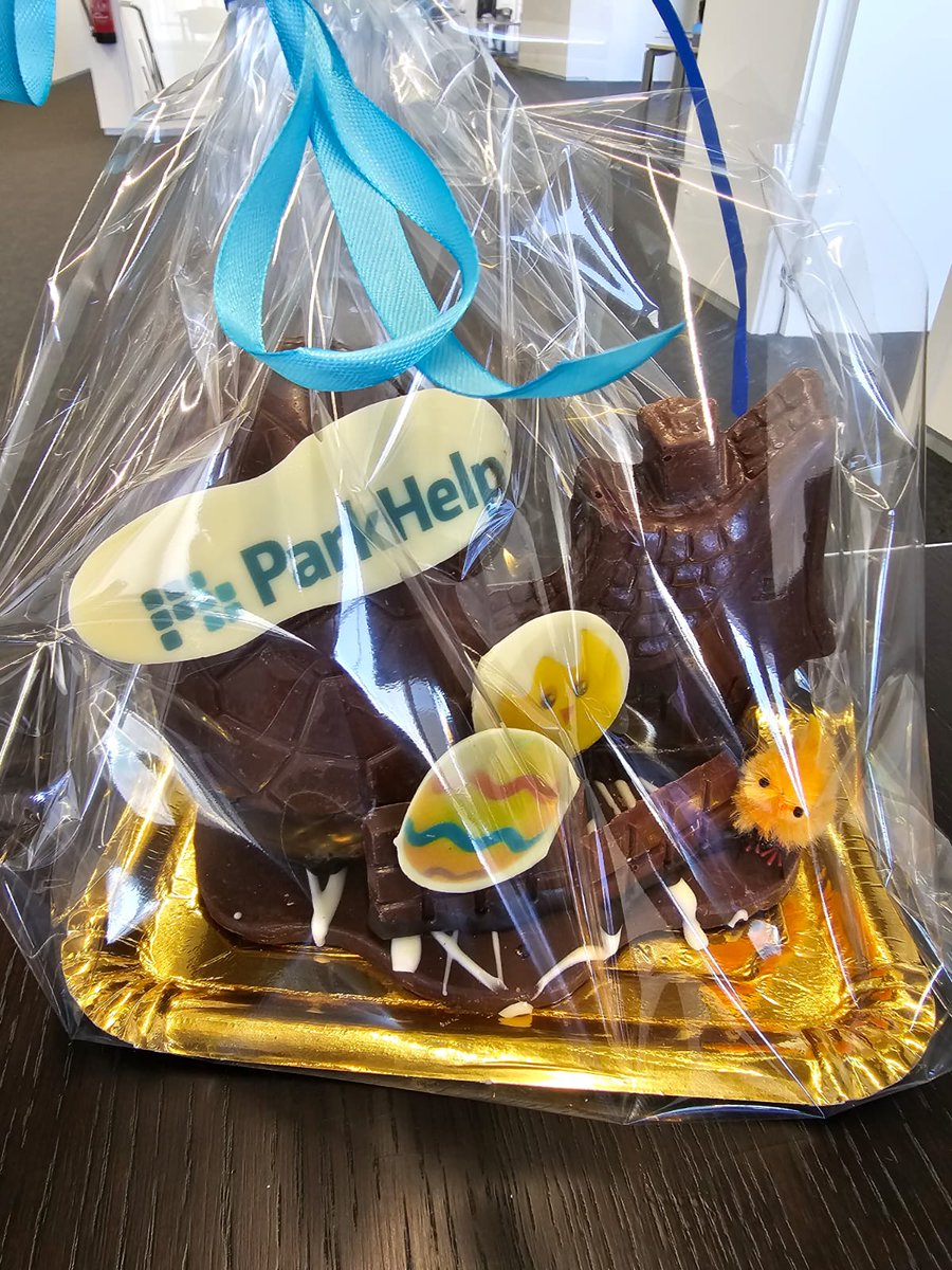 ParkHelp's tweet image. The Mona de Pascua is a traditional cake or chocolate figure children receive from their godparents for Easter in many Spanish regions 🐰🐣🥚 We certainly cheered like children when we got this tasty gift from Sivia and her team at forncarbonell.com  Thank you so much!