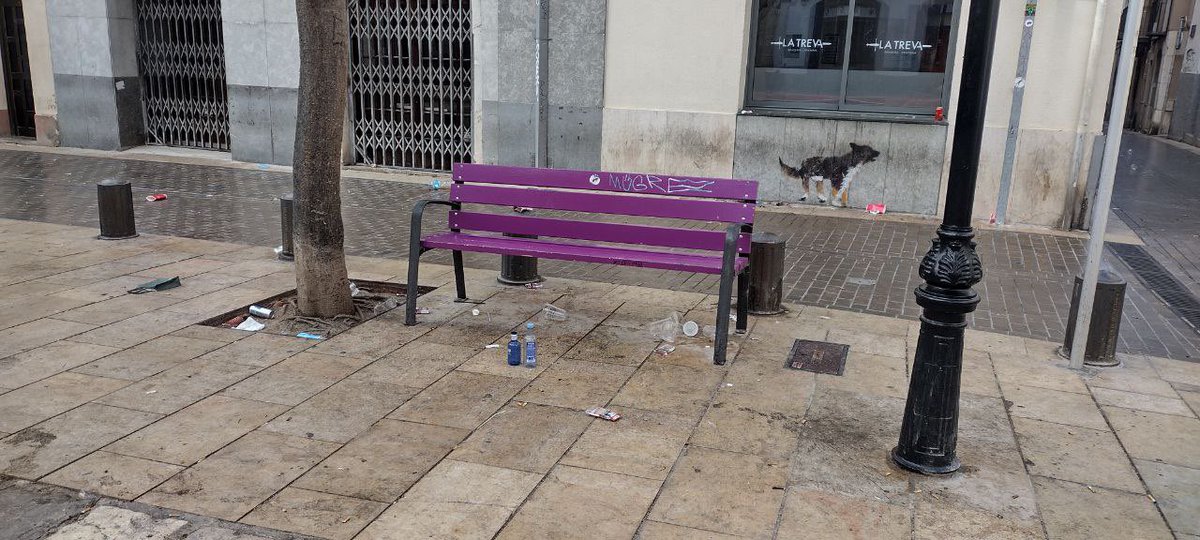 RGese's tweet image. Sembla que el lila no agradava i aquest vespre ens han pintat el banc de la Plaça Lladoners de color vermell… @magdabandera @ajuntamentvng @blancaalbapujol @PLVNG