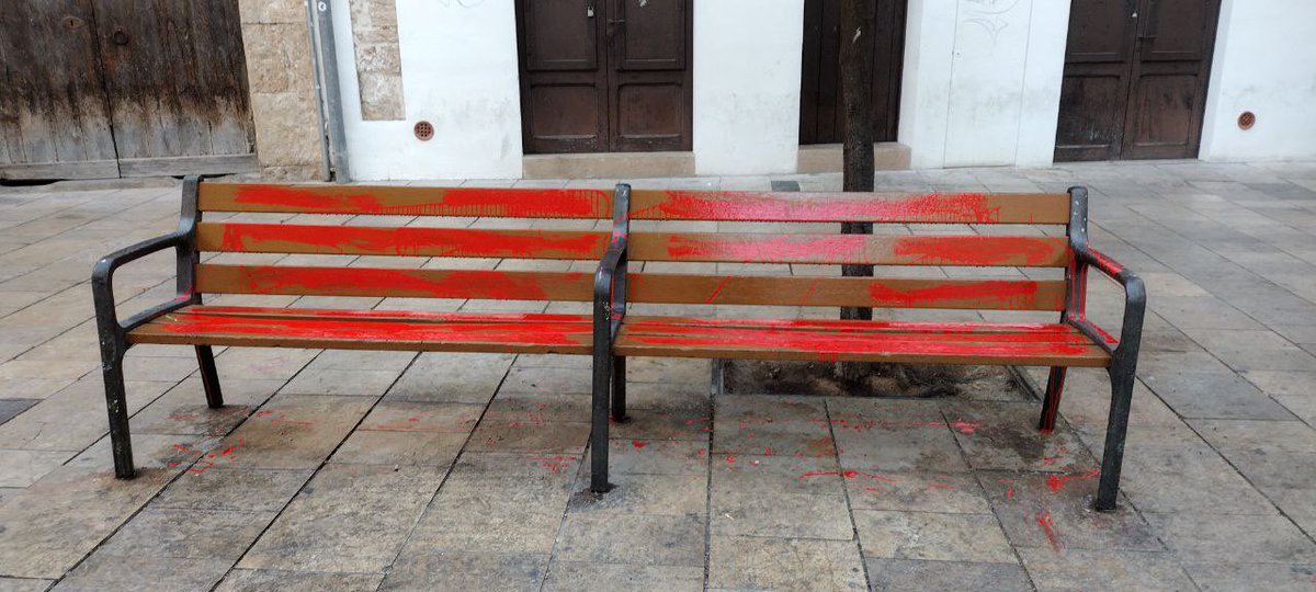 RGese's tweet image. Sembla que el lila no agradava i aquest vespre ens han pintat el banc de la Plaça Lladoners de color vermell… @magdabandera @ajuntamentvng @blancaalbapujol @PLVNG
