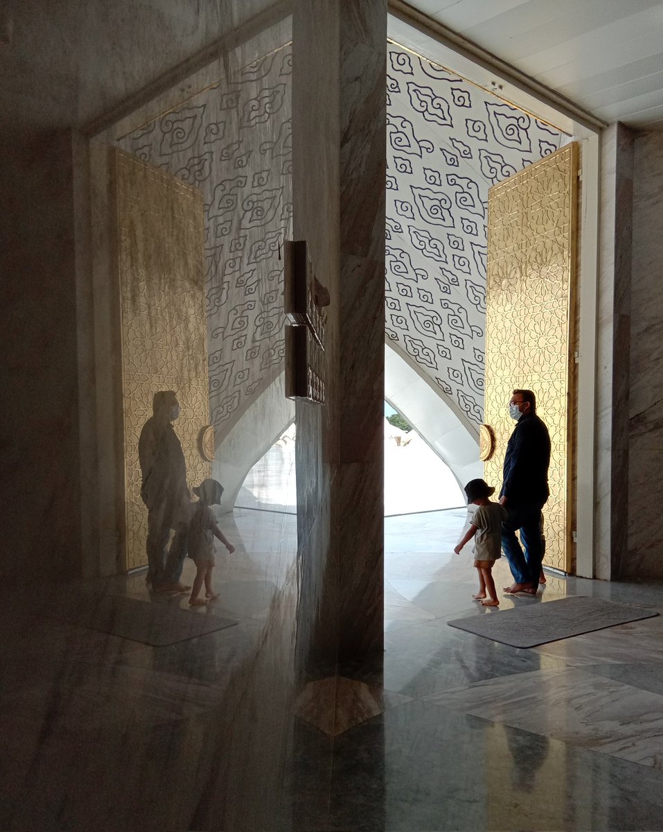 Reflection

#reflection #streetphotography #shadow