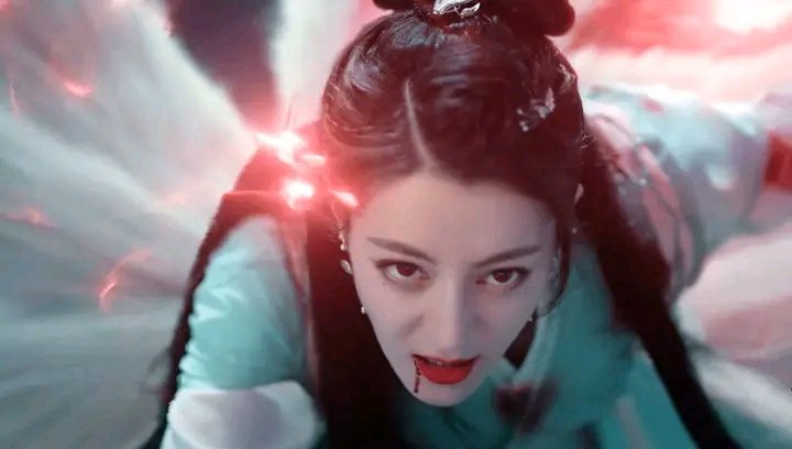 The Smile ☺️ Tear's 😢and Anger 👿of #Jiyunhe deserves the Expressive Actress of the year😩U literally follow all her emotions💔🤩💯 Still into #TheBluuewhisper till whenever 😩💯#Dilireba , Waiting for #LOA and #Publicprosecution 💫🍒