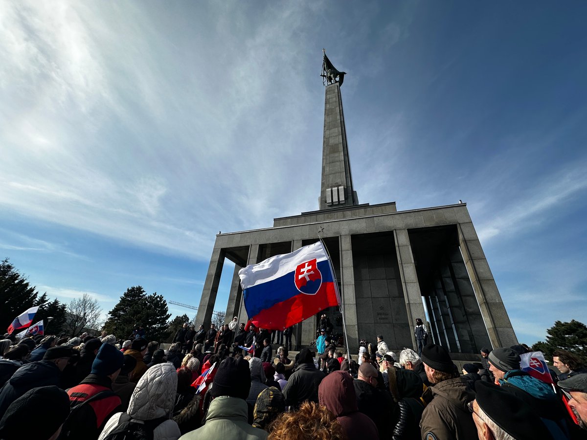 IgorMelicher's tweet photo. Zo včerajšej spomienkovej udalosti na Slavíne, kde sme si pripomenuli 78. výročie oslobodenia Bratislavy spod nacistickej okupácie mnoho-národnostnými vojskami Červenej armády. https://t.co/eAL8pbhfkT