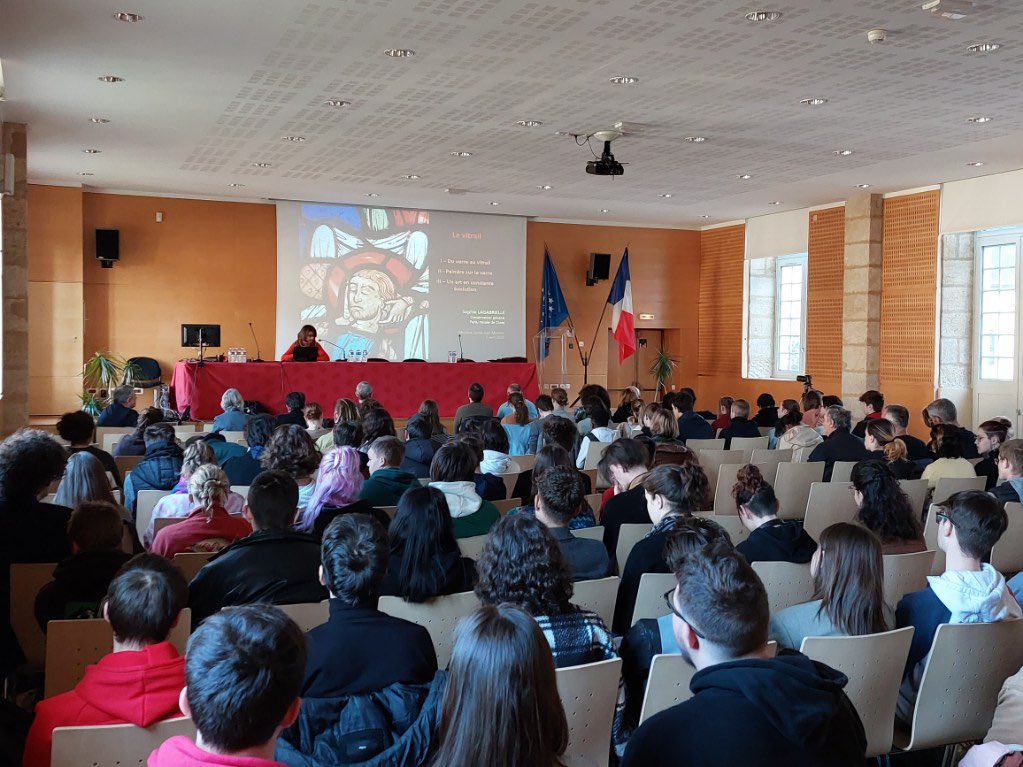 300 jeunes du lycée Jean Monnet à Yzeures, Lycée des métiers du verre. Le verre il casse ou coule. 3 jours de conférences et de d’atelier. Ce matin, exposé sur les vitraux de Sophie Lagabrielle conservatrice générale du musée de Cluny USTV, #verre
