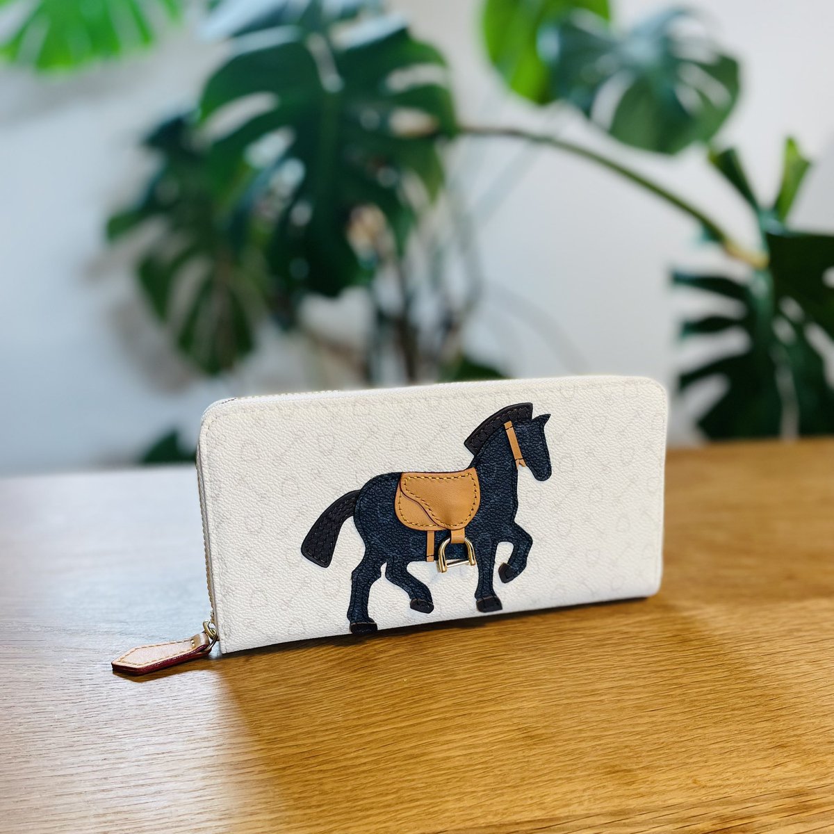 Whyharness's tweet photo. 【HARNESS HORSE wallet】
バッグから出して、持ち歩きたくなる馬モチーフ財布。
汚れが気になってためらいがちの白いお財布も、WhyのPVCならお手入れもしやすくておすすめです。
https://t.co/Auh0ffaA2Y
#why #harnesshorse #whitewallet #horse #馬 https://t.co/Vu4DN2rrHt