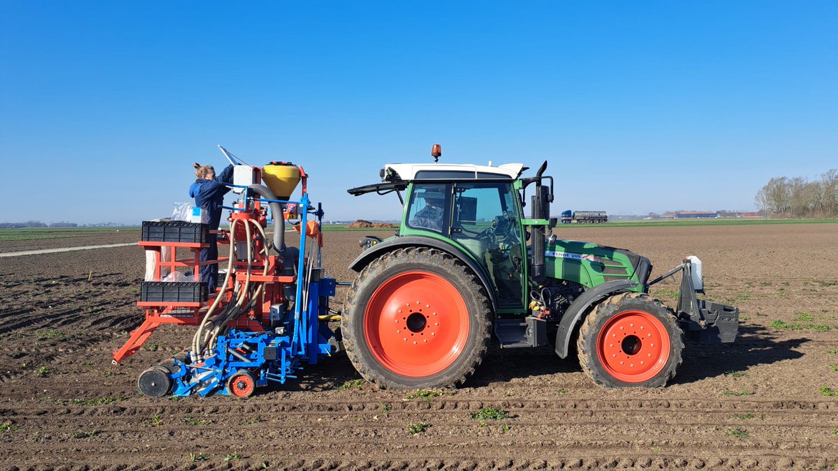 Vorig jaar werd de eerste proef van 2022 op 9 maart in Nieuw Beerta gezaaid. Dit jaar starten we opnieuw bij <a href="/SPNA_agro/">SPNA agroresearch</a>, bijna een maand later. Het #suikerbieten proefveldseizoen 2023 wordt vandaag afgetrapt met een rassenproef en bodeminsectenproef!