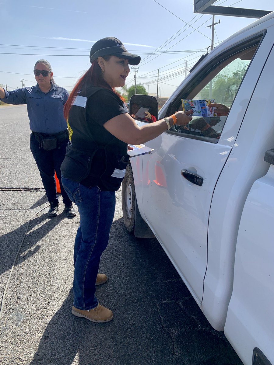 ZulmaGal's tweet photo. ¡#VamosRespetando también se sumó al operativo de #SemanaSanta2023!🚔🚑🚒👮🏻👮🏼♀️
Terminamos nuestro día entregando a los conductores recomendaciones para unas #VacacionesSeguras.
#TuRegidoraEnContactoDirecto
#TeQueremosDeRegreso
#DisfrutaConResponsabilidad https://t.co/YfbhmrUrzJ
