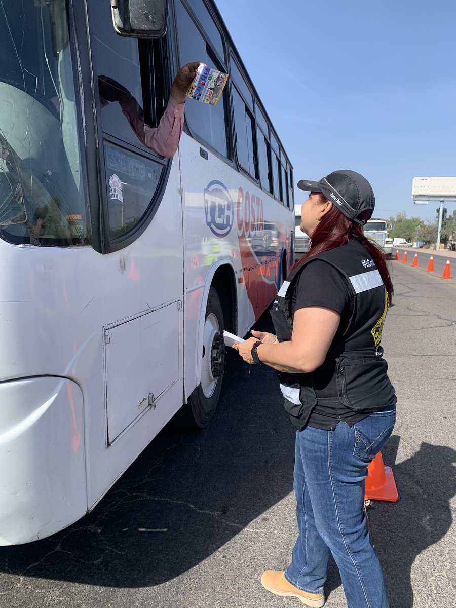 ZulmaGal's tweet photo. ¡#VamosRespetando también se sumó al operativo de #SemanaSanta2023!🚔🚑🚒👮🏻👮🏼♀️
Terminamos nuestro día entregando a los conductores recomendaciones para unas #VacacionesSeguras.
#TuRegidoraEnContactoDirecto
#TeQueremosDeRegreso
#DisfrutaConResponsabilidad https://t.co/YfbhmrUrzJ