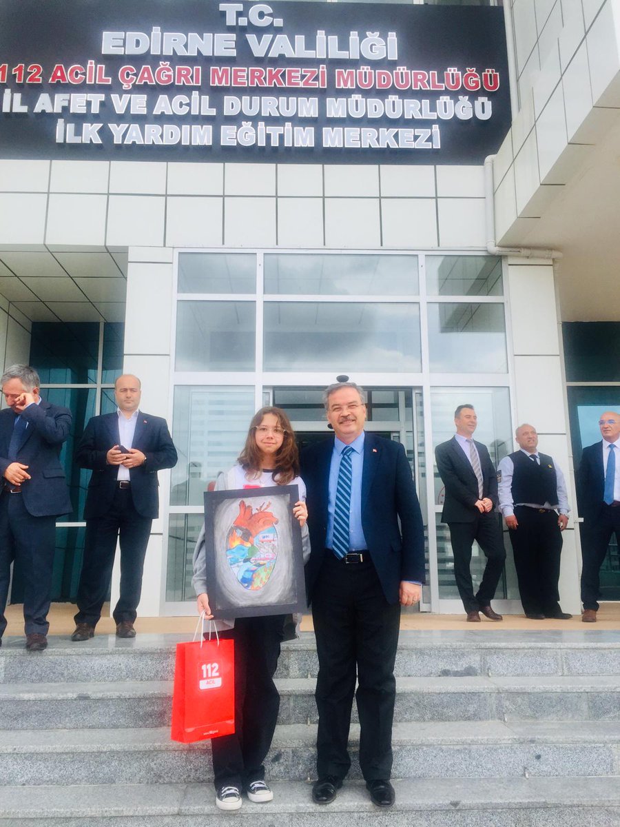 “112 Hayat Kurtarır” konulu resim yarışmasında başarı gösteren öğrencimiz Duru Uzunca’yı tebrik eder, başarılarının devamını dileriz. 🎨💙❤️