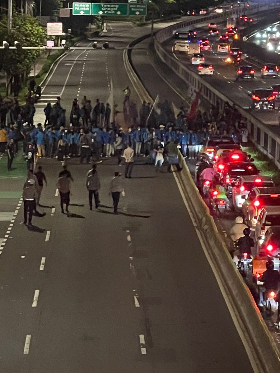 jsastro19's tweet photo. Aduh ini mahasiswa UIN demo malah ganggu orang mau buka puasa sma traweh katanya bela rakyat tp malah nutup jalan apaan gini nyusahin ajh 

Amanda
#DoubleSavage 
#DOGE 
#Barbie https://t.co/Y3d7OxUlws