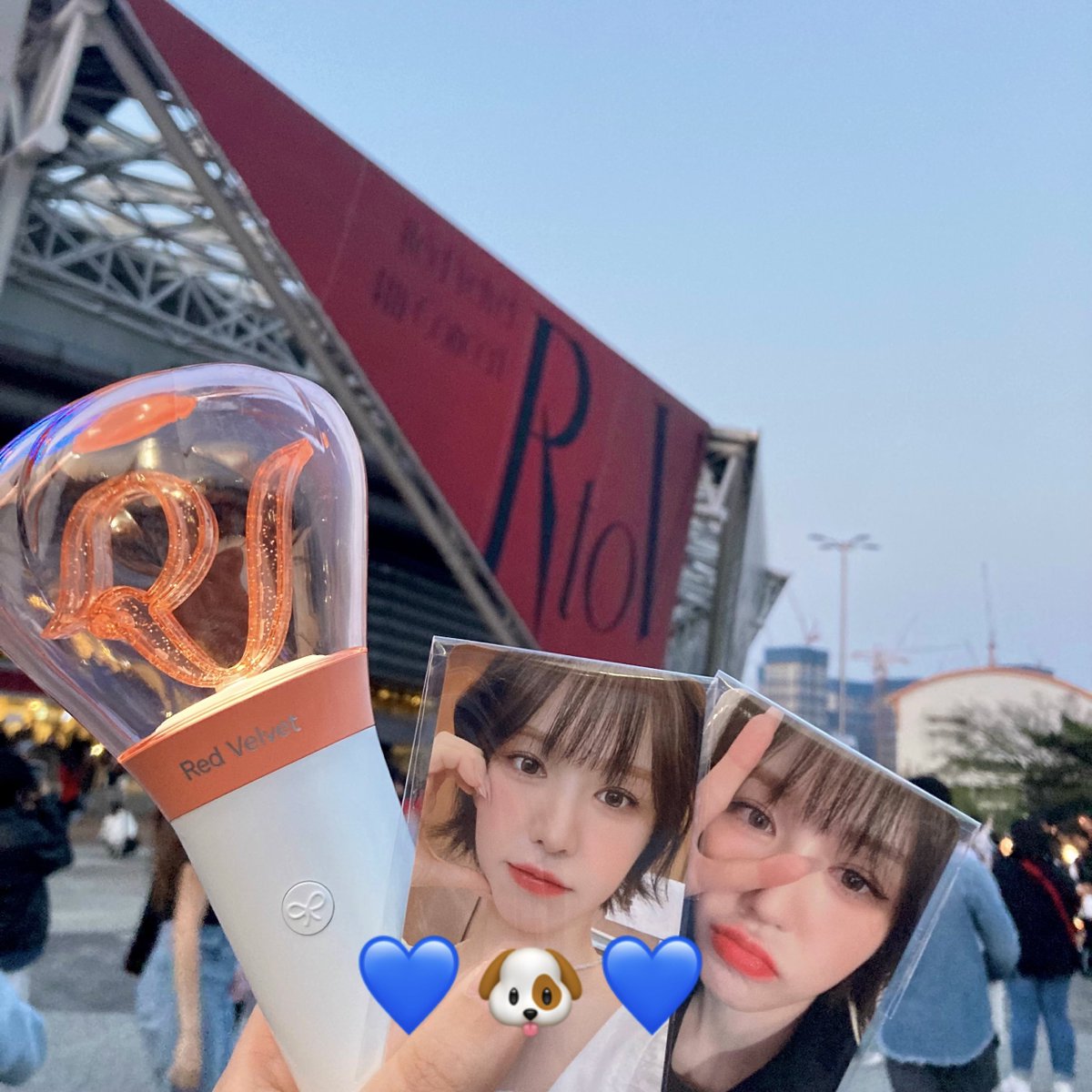 WENWEN221's tweet photo. 現在發心得還可以嗎會不會太晚❓

已經不會大寫一篇部落格ㄌ
但還是想要記錄下這超讚的兩天⋯
用手機裡錄得亂七八糟的影片剪了這次演唱會的紀錄放在下推 邊剪邊傻笑 這兩天是真的很開心～～～

謝謝一起行動的樂比 也謝謝促成這一切美好成真的Red Velvet💚💜💖💛💙 https://t.co/ZgFQsihe1G