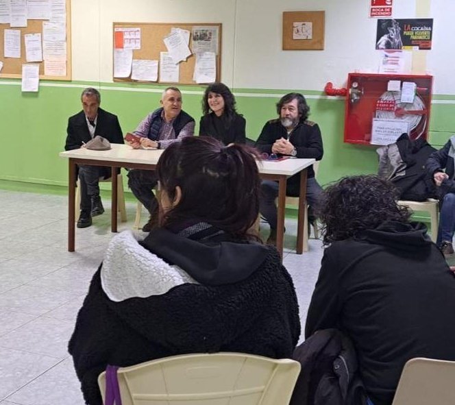 TLGOIIPP's tweet photo. #RT @IIPPGob: Internas del CP de Ourense participan en el taller 'Aprender a leer la información', impartido por @xornalistas.

En la actividad analizan los medios de comunicación y les ayudan a entender y contextualizar la información periodística.

Ade… https://t.co/97HoQlPFTB