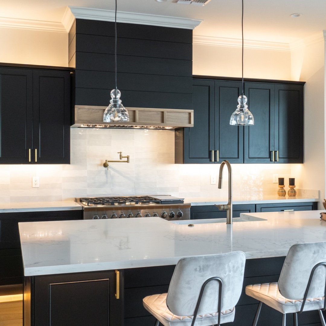 Black, black, black, back n' black! 🖤Dark, dramatic, and uber-chic. We love everything about these #modern and bold #kitchens! ✨
-
#helloproject #kitchendesign #blackkitchen #blackkitchendesign #kitchenremodel #kitcheninspo #houseenvy #blackcabinets #homerenovation