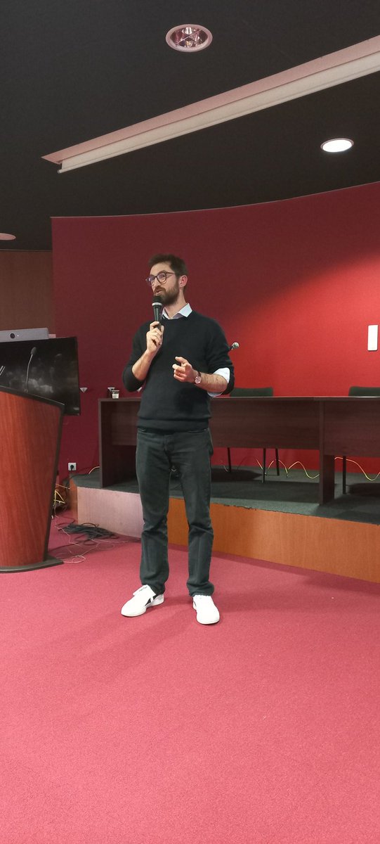Geo_SDIS's tweet photo. La gestion de l'information complexe, la multiplicité des outils de notes sans interaction, proposition de @mkerneis avec l'outil #obsidian pour créer des liens entre les notes #GeoSDIS2023 #SPEEDRETEX https://t.co/2xEw57DYT6